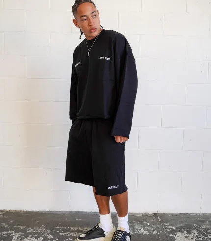 Outdated Distressed Short Black